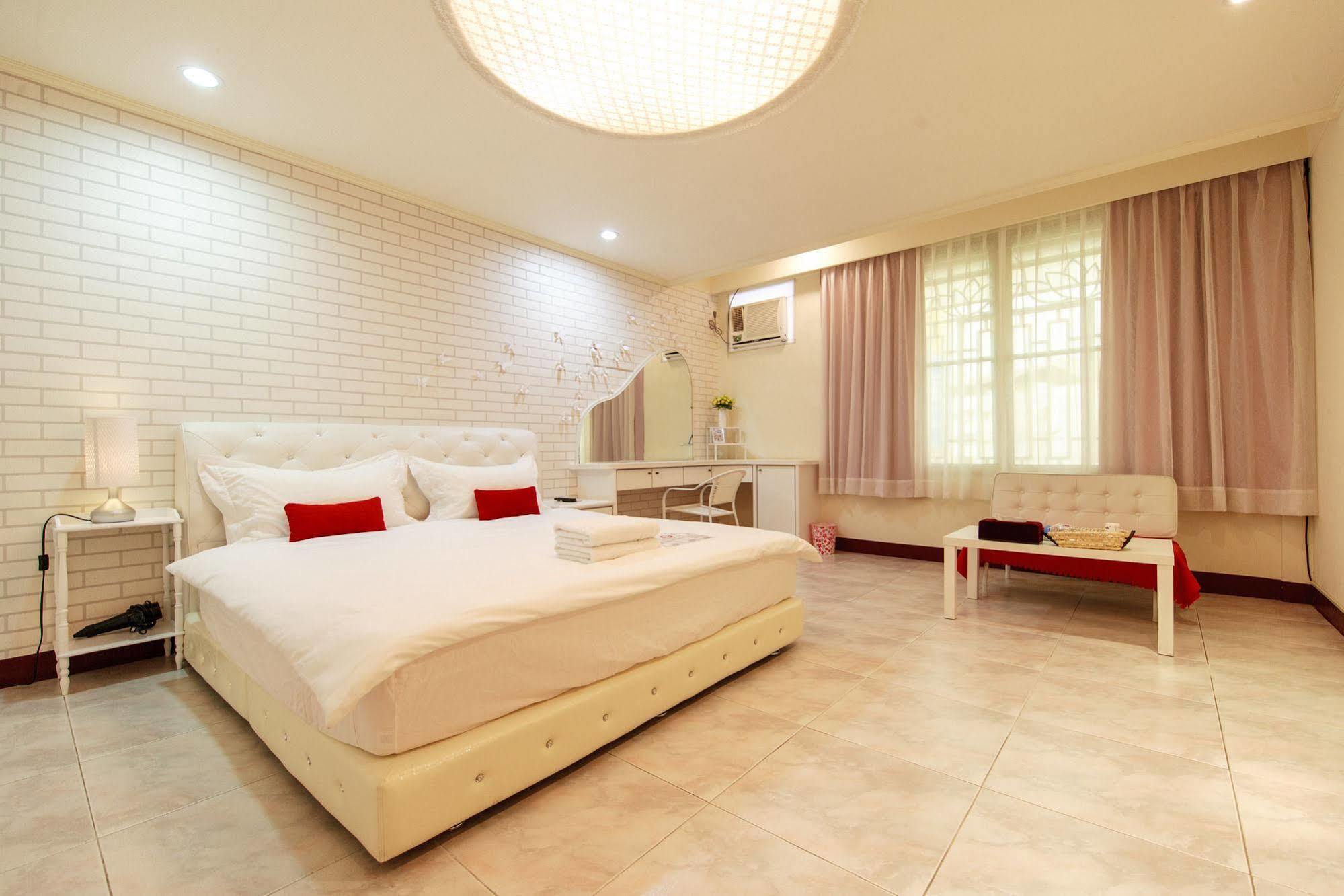 Ariyoshi Ya Apartment Tainan Bagian luar foto