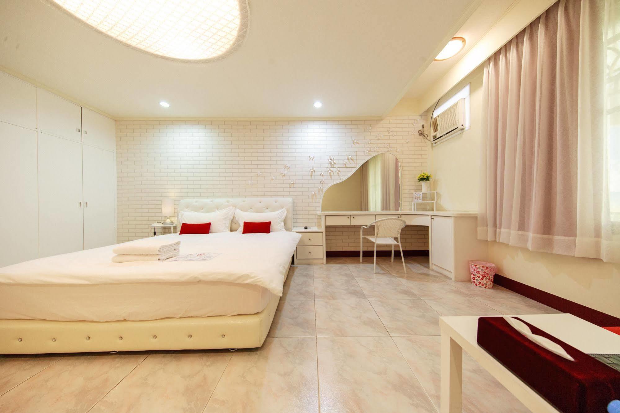 Ariyoshi Ya Apartment Tainan Bagian luar foto