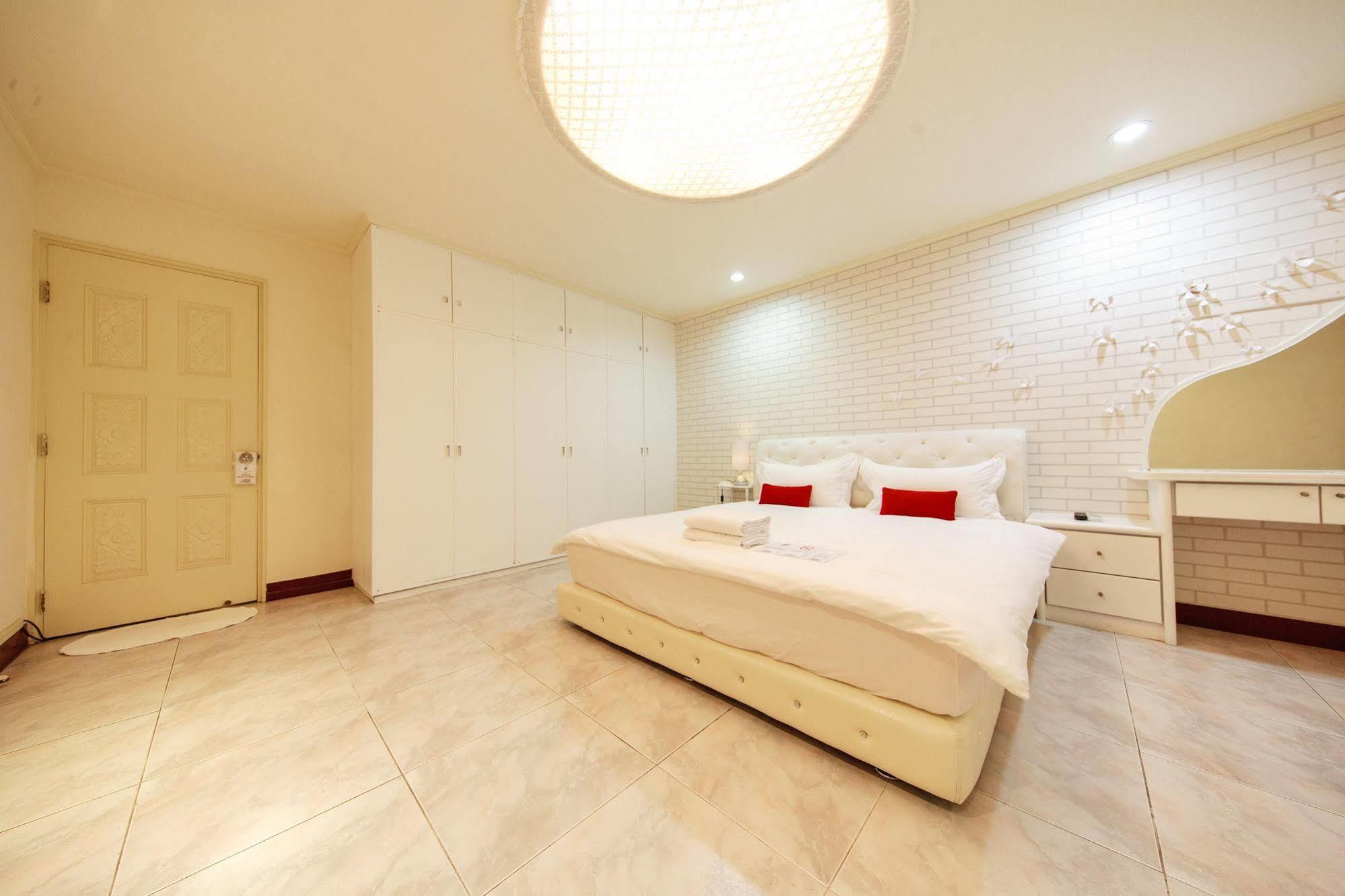 Ariyoshi Ya Apartment Tainan Bagian luar foto